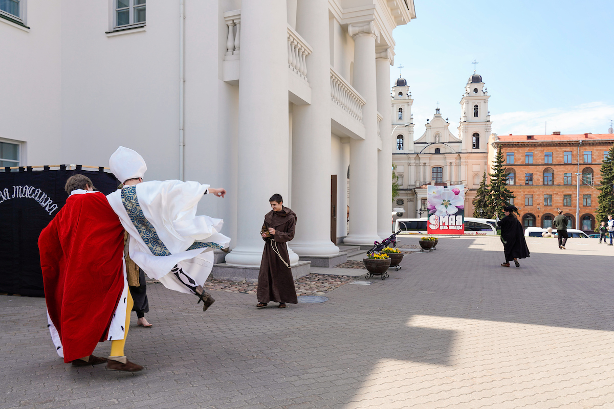 Spectacle de rue religieux devant la cathe?drale
Sainte-Marie de Minsk