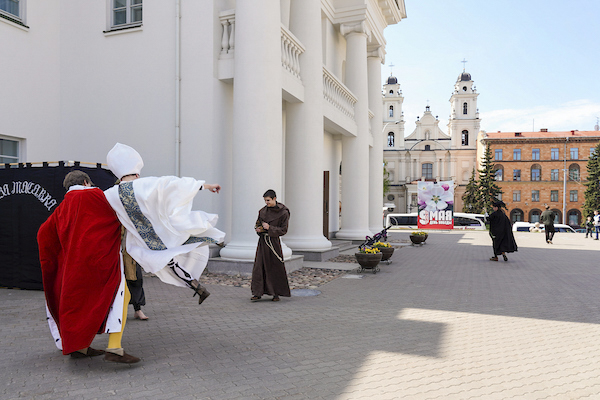 Spectacle de rue religieux devant la cathe?draleSainte-Marie de Minsk